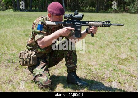 Ein Mitglied der 2 Para Parachute Regiment wegen nach Afghanistan im September bereitgestellt werden dargestellt mit den kürzlich eingeführten Sharpshooter Gewehr. Stockfoto