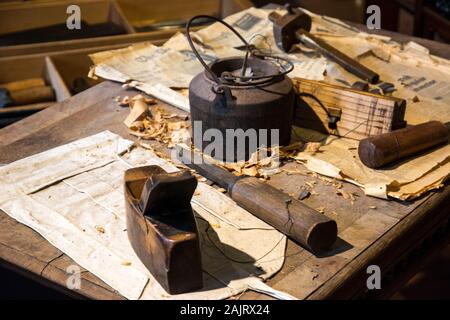 Traditionelle Woodworkers Werkbank oder Tisch mit authentischen Werkzeugen der Schreiner- und Holzarbeiten Stockfoto