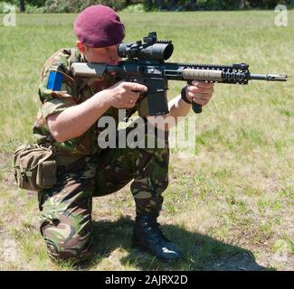 Ein Mitglied der 2 Para Parachute Regiment wegen nach Afghanistan im September bereitgestellt werden dargestellt mit den kürzlich eingeführten Sharpshooter Gewehr. Stockfoto