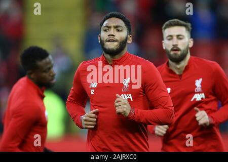 Liverpool, Großbritannien. 05 Jan, 2020. Joe Gomez von Liverpool im Warm up. Die Emirate FA Cup, 3.Runde, Liverpool v Everton bei Anfield Stadion in Liverpool am Sonntag, den 5. Januar 2020. Dieses Bild dürfen nur für redaktionelle Zwecke verwendet werden. Nur die redaktionelle Nutzung, eine Lizenz für die gewerbliche Nutzung erforderlich. Keine Verwendung in Wetten, Spiele oder einer einzelnen Verein/Liga/player Publikationen. pic von Chris Stading/Andrew Orchard sport Fotografie/Alamy Live news Credit: Andrew Orchard sport Fotografie/Alamy leben Nachrichten Stockfoto