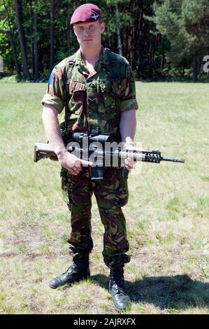 Ein Mitglied der 2 Para Parachute Regiment wegen nach Afghanistan im September bereitgestellt werden dargestellt mit den kürzlich eingeführten Sharpshooter Gewehr. Stockfoto