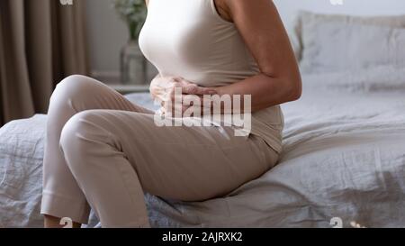 Ungesunde senior Woman touch Bauch Bauchschmerzen leiden. Stockfoto