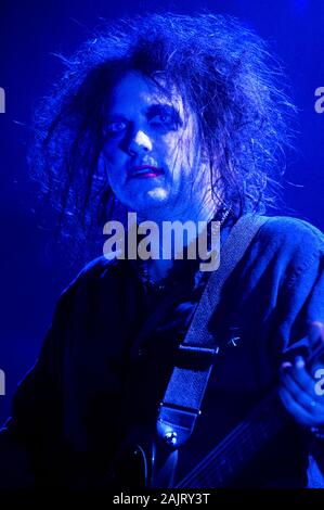 Mailand, Italien, 02. März 2008 Live Konzert der Heilung am Palavobis: Der Sänger und Gitarrist Robert Smith während des Konzerts Stockfoto