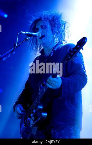 Mailand, Italien, 02. März 2008 Live Konzert der Heilung am Palavobis: Der Sänger und Gitarrist Robert Smith während des Konzerts Stockfoto