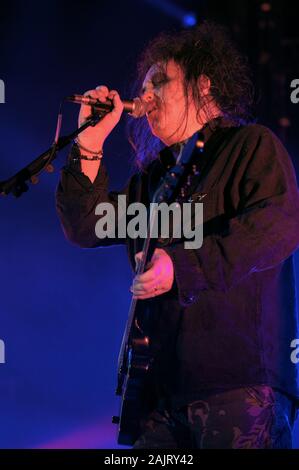 Mailand, Italien, 02. März 2008 Live Konzert der Heilung am Palavobis: Der Sänger und Gitarrist Robert Smith während des Konzerts Stockfoto