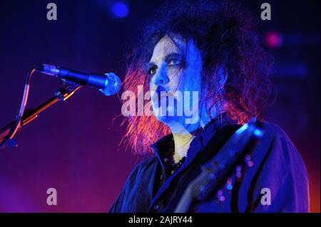 Mailand, Italien, 02. März 2008 Live Konzert der Heilung am Palavobis: Der Sänger und Gitarrist Robert Smith während des Konzerts Stockfoto