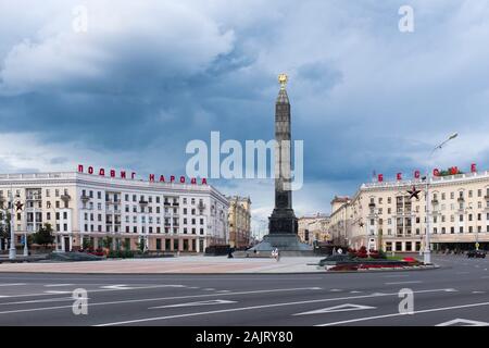 Der Siegesplatz ist oft eines der ikonischsten der ehemaligen sowjetischen Stadtzentren, das um das Siegesdenkmal herum zentriert ist. Minsk Weißrussland Stockfoto