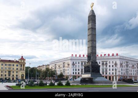 Der Siegesplatz ist oft eines der ikonischsten der ehemaligen sowjetischen Stadtzentren, das um das Siegesdenkmal herum zentriert ist. Minsk Weißrussland Stockfoto