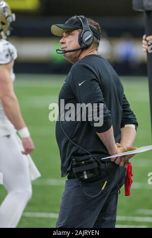 New Orleans, LA, USA. 5 Jan, 2020. New Orleans Saints Headcoach Sean Payton schaut das Video Board während einer Wiedergabe während der NFL Wild Card Endspiel zwischen den New Orleans Saints und die Minnesota Vikings in der Mercedes Benz Superdome in New Orleans, LA. Jonathan Mailhes/CSM/Alamy leben Nachrichten Stockfoto