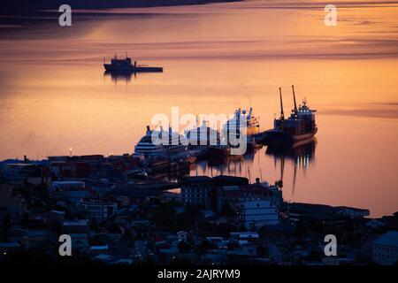 Touristische Schiffe im Hafen an der Stadt Ushuaia - Argentinien Stockfoto