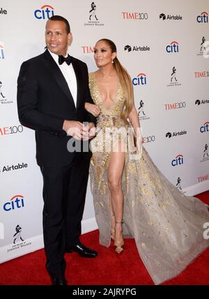 Alex Rodriguez (L) und Jennifer Lopez nehmen an der Zeit 2018 100 Gala bei Jazz at Lincoln Center am 24. April 2018 in New York City. Stockfoto