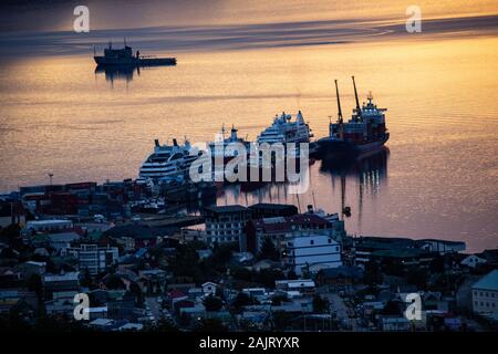 Touristische Schiffe im Hafen an der Stadt Ushuaia - Argentinien Stockfoto