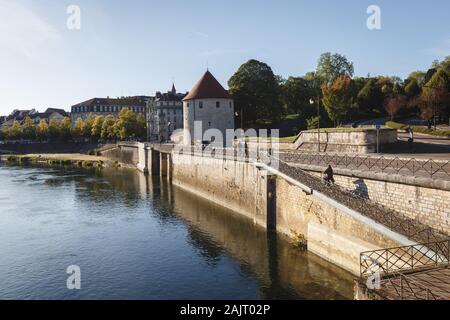 Tour de la Pelote, Quai de Strasbourg, ein altes französisches Fort und Fluss in Besancon, Frankreich Stockfoto