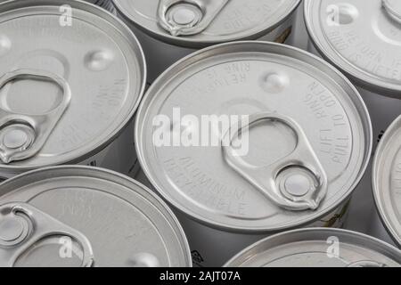 Nahaufnahme aus gebürstetem Aluminium Ring Lasche von einer leicht geöffneten Dose Essbare Insekten aus Thailand. Metapher geniale, einfache offene Lebensmittel Verpackung Stockfoto