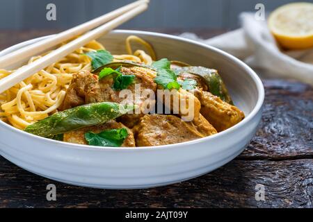 Satay Schwein Curry Nudeln mit Ei Stockfoto