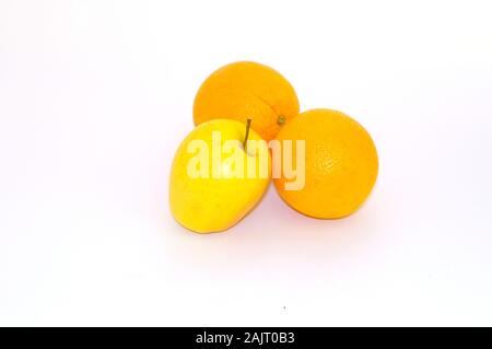 Zwei Orangen und ein Apfel auf weißem Hintergrund Stockfoto