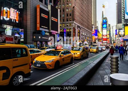 NEW YORK, USA - November 19, 2020: geschäftigen Straßen von New York City in der Nähe von der Fifth Avenue und Times Square, der beliebtesten Orte für Touristen Stockfoto