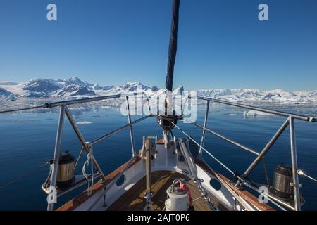 Teil der Yacht mit Landschaft Eisberge in der Antarktis. Extreme reisen, Segeln. Stockfoto