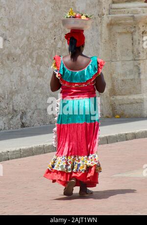 Obst Verkäufer mit Tracht. Palenquera in Cartagena, Kolumbien Stockfoto