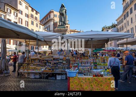 Lebensmittelhändler für den öffentlichen Markt, Verkaufsstände auf dem Markt Campo de' Fiori, Campo de Fiori, Campo dei Fiori, Rom, Italien Stockfoto