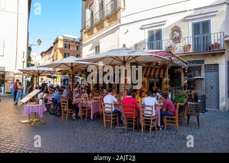 Touristen, Essen im Freien, Touristen, die außerhalb des Restaurants Mercato Hostaria Roma essen, öffentlicher Markt Campo de' Fiori, Rom, Italien Stockfoto