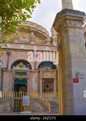 Istanbul, Türkei - 10. September 2019. Der Eingang der Ortaköy Moschee, offiziell bekannt als Buyuk Mecidiye Camii in Besiktas Bezirk Stockfoto