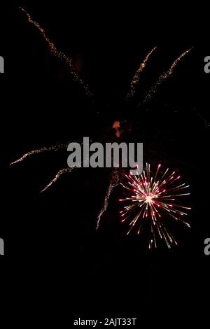 Buntes Feuerwerk explodierenden am Himmel für neues Jahr Feier Stockfoto