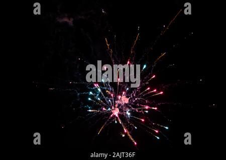 Buntes Feuerwerk explodierenden am Himmel für neues Jahr Feier Stockfoto