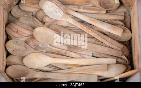 Box mit Holzlöffel close-up. Es war im Shop vor dem Geschäft übernommen. Stockfoto