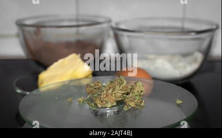 Kochen mit Marihuana. Cannabis Knospen und andere Zutaten zum Kochen ein süßes Dessert vorbereitet. Blur Hintergrund mit Kopie Raum nach oben. Stockfoto