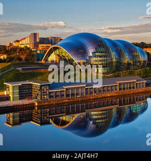 Ein Blick auf Sage Gateshead, spiegelt sich in den Fluss Tyne von Newcastle Quayside, Newcastle upon tYne, Tyne & Wear gesehen, England, Vereinigtes Königreich Stockfoto