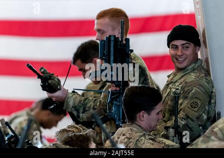 Papst Army Airfield, NC, USA. 5 Jan, 2020. Jan. 5, 2020 - PAPST Army Airfield, N.C., USA - der US-Armee fallschirmjäger von der 1. Brigade Combat Team, 82nd Airborne Division, fort, ihre Bereitstellung von Papst Army Airfield, North Carolina. Die 'All American Division" "Immediate Response Force (IRF), Fort Bragg, N.C. basiert, für die Bereitstellung des US Central Command Bereich der Operationen als Reaktion auf die erhöhte Bedrohung gegen den US-Personal und Einrichtungen in der Region mobilisiert. Bereitstellung von Heute folgt der 1. Jan. Bereitstellung einer Division Infanteriebataillon; die Jan. 2 US drone Stockfoto