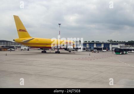 Venedig, Italien, 22. MAI 2019: DHL-Flugzeug, gleichzeitig mit dem Namen Hair Force One als Förderung für die Grand Tour, am Flughafen Marco Polo in Venedig geparkt, Ital Stockfoto