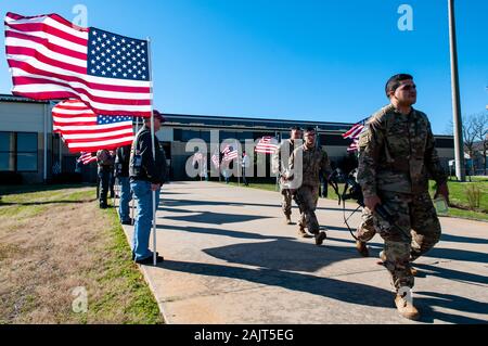 Papst Army Airfield, NC, USA. 5 Jan, 2020. Jan. 5, 2020 - PAPST Army Airfield, N.C., USA - der US-Armee fallschirmjäger von der 1. Brigade Combat Team, 82nd Airborne Division, Spaziergang, vorbei an Mitglieder der North Carolina Patriot Guard Riders als der Abteilung ihre Bereitstellung weiterhin von Papst Army Airfield, North Carolina. Die 'All American Division "Immediate Response Force (IRF), Fort Bragg, N.C. basiert, für die Bereitstellung des US Central Command Bereich der Operationen als Reaktion auf die erhöhte Bedrohung gegen den US-Personal und Einrichtungen in der Region mobilisiert. TodayÃS Bereitstellung folgt. Stockfoto