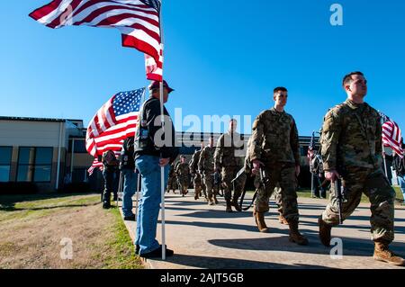 Papst Army Airfield, NC, USA. 5 Jan, 2020. Jan. 5, 2020 - PAPST Army Airfield, N.C., USA - der US-Armee fallschirmjäger von der 1. Brigade Combat Team, 82nd Airborne Division, Spaziergang, vorbei an Mitglieder der North Carolina Patriot Guard Riders als der Abteilung ihre Bereitstellung weiterhin von Papst Army Airfield, North Carolina. Die 'All American Division "Immediate Response Force (IRF), Fort Bragg, N.C. basiert, für die Bereitstellung des US Central Command Bereich der Operationen als Reaktion auf die erhöhte Bedrohung gegen den US-Personal und Einrichtungen in der Region mobilisiert. TodayÃS Bereitstellung folgt. Stockfoto