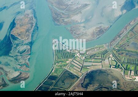 Die landwirtschaftliche Fläche von Lio Piccolo im Norden der Lagune von Venedig, Venetien, Italien. Direkt von oben betrachtet. Stockfoto