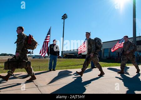 Papst Army Airfield, NC, USA. 5 Jan, 2020. Jan. 5, 2020 - PAPST Army Airfield, N.C., USA - der US-Armee fallschirmjäger von der 1. Brigade Combat Team, 82nd Airborne Division, Spaziergang, vorbei an Mitglieder der North Carolina Patriot Guard Riders als der Abteilung ihre Bereitstellung weiterhin von Papst Army Airfield, North Carolina. Die 'All American Division "Immediate Response Force (IRF), Fort Bragg, N.C. basiert, für die Bereitstellung des US Central Command Bereich der Operationen als Reaktion auf die erhöhte Bedrohung gegen den US-Personal und Einrichtungen in der Region mobilisiert. TodayÃS Bereitstellung folgt. Stockfoto