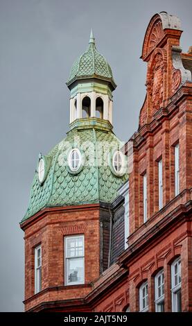 Grüne Kuppel Turm an der Ecke des Mount Street und Berkeley Square, Mayfair, London. Stockfoto