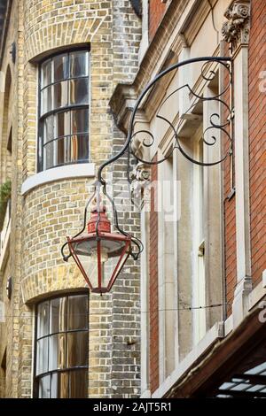 Traditionelle Beleuchtung in der Lime-Street-Passage, London Stockfoto