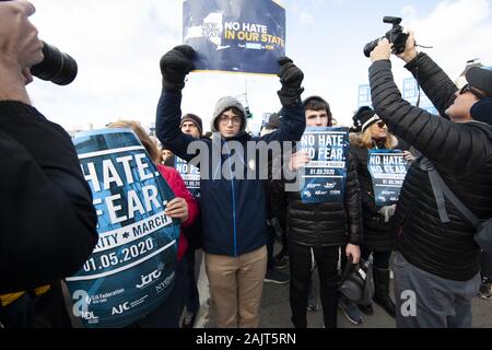 Brooklyn, New Yotk, USA. 5 Jan, 2020. Die Demonstranten sind während der keinen Hass keine Angst März über die Brooklyn Bridge, Brooklyn, New York gezeigt. "Fast 20.000 Demonstranten, die in den März und Rally von Manhattan nach Brooklyn teilgenommen.'' Beamte sagte. Credit: Brian Zweig Preis/ZUMA Draht/Alamy leben Nachrichten Stockfoto