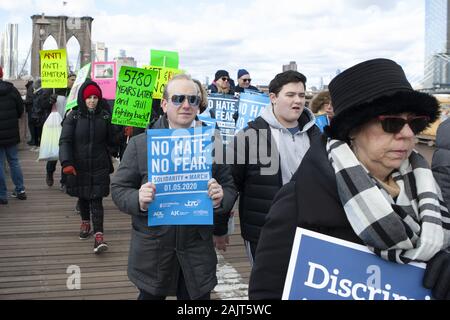 Brooklyn, New Yotk, USA. 5 Jan, 2020. Die Demonstranten sind während der keinen Hass keine Angst März über die Brooklyn Bridge, Brooklyn, New York gezeigt. "Fast 20.000 Demonstranten, die in den März und Rally von Manhattan nach Brooklyn teilgenommen.'' Beamte sagte. Credit: Brian Zweig Preis/ZUMA Draht/Alamy leben Nachrichten Stockfoto