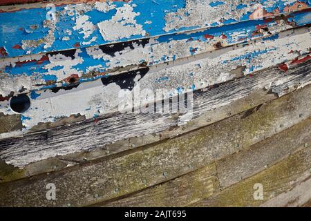 Abblätternde Farbe auf der Rumpf eines Fischerboot am Strand von Dungeness. Stockfoto