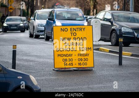 Keinen Eintrag während des Schuljahres vorübergehende gelbe Ampel an der Neuen Straße Straße in Killarney Irland Warnung eine Straße ist für Fahrzeuge geschlossen. Stockfoto