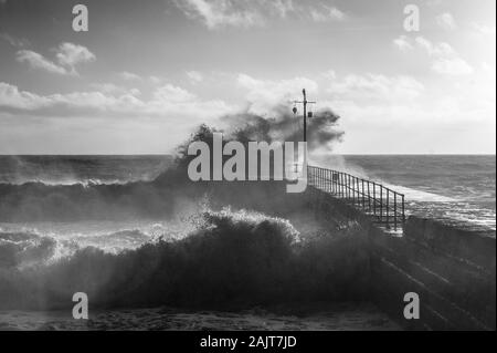 Porthleven Storm Wellen Stockfoto