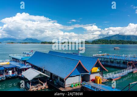 Foto von schwimmenden Restaurants am Ufer Nam Ngum Stausee, im Zentrum von Laos. Stockfoto