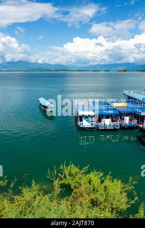 Foto von schwimmenden Restaurants am Ufer Nam Ngum Stausee, im Zentrum von Laos. Stockfoto