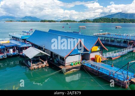 Foto von schwimmenden Restaurants am Ufer Nam Ngum Stausee, im Zentrum von Laos. Stockfoto