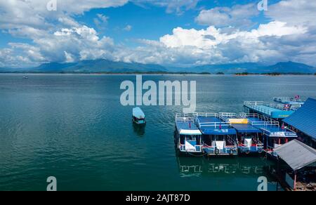 Foto von schwimmenden Restaurants am Ufer Nam Ngum Stausee, im Zentrum von Laos. Stockfoto