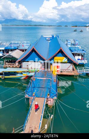 Foto von schwimmenden Restaurants am Ufer Nam Ngum Stausee, im Zentrum von Laos. Stockfoto