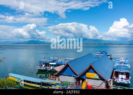 Foto von schwimmenden Restaurants am Ufer Nam Ngum Stausee, im Zentrum von Laos. Stockfoto